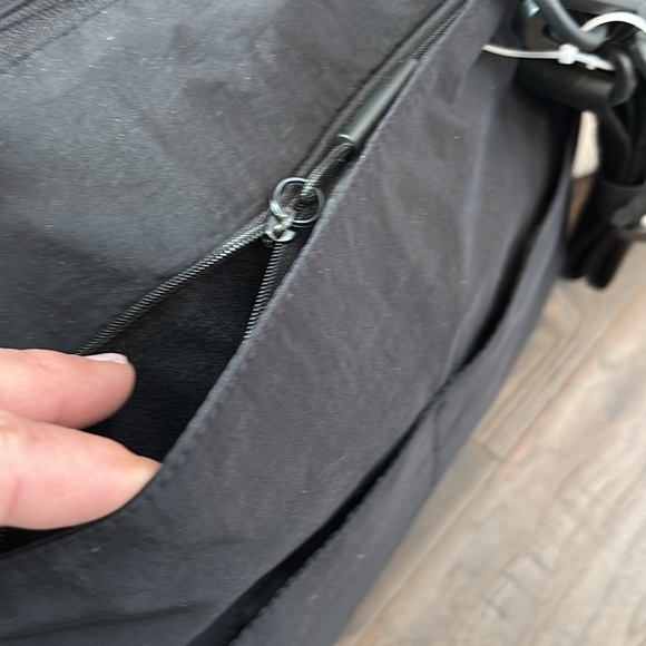 Hurley Horizon Shopper tote,zip top in/out pockets,removable crossbody strap - Picture 5 of 16